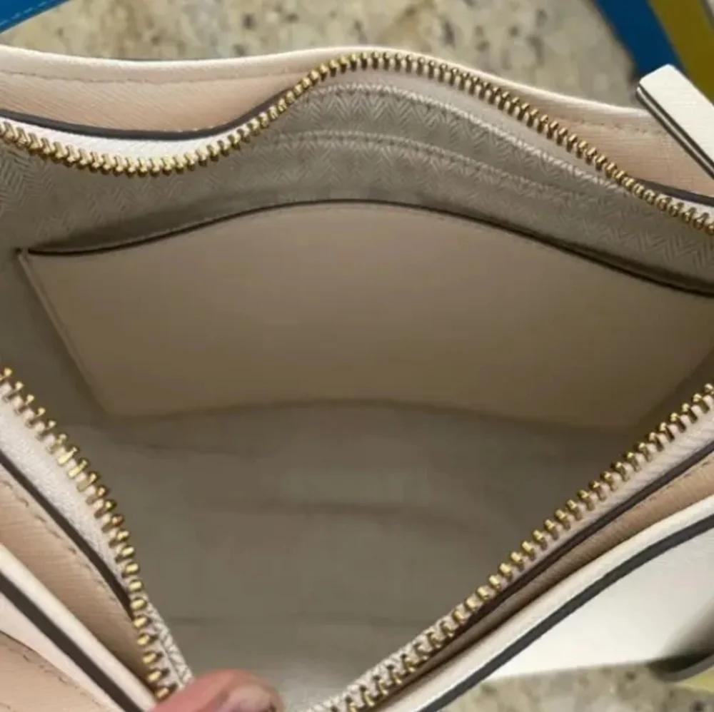 NWOT. Tory Burch Emerson Swingpack cream